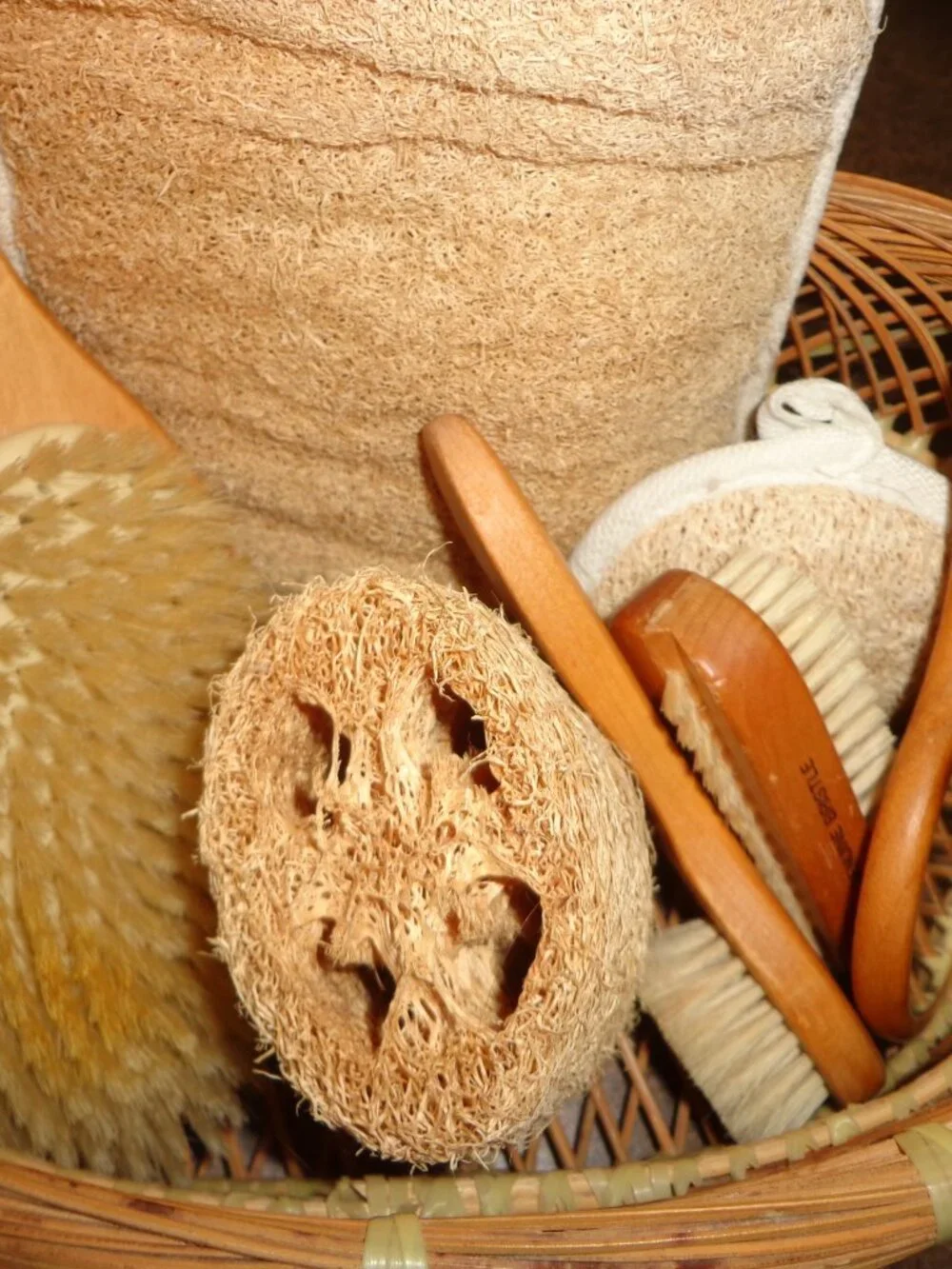 NEW Handled Spa Basket w/Contents Genuine Bristle Brushes, Mirror, Loofah, Mitt.